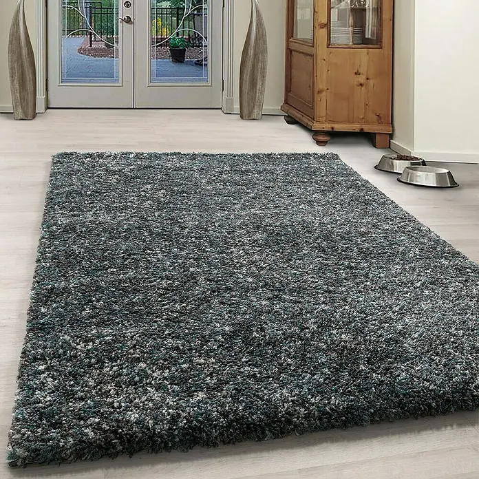 Hochflorteppich Enjoy 4500Blau, 290 x 200 cm, 100 % Polypropylen - Ein rechteckiger, mehrfarbiger Teppich mit zotteliger Textur liegt auf einem Holzboden.