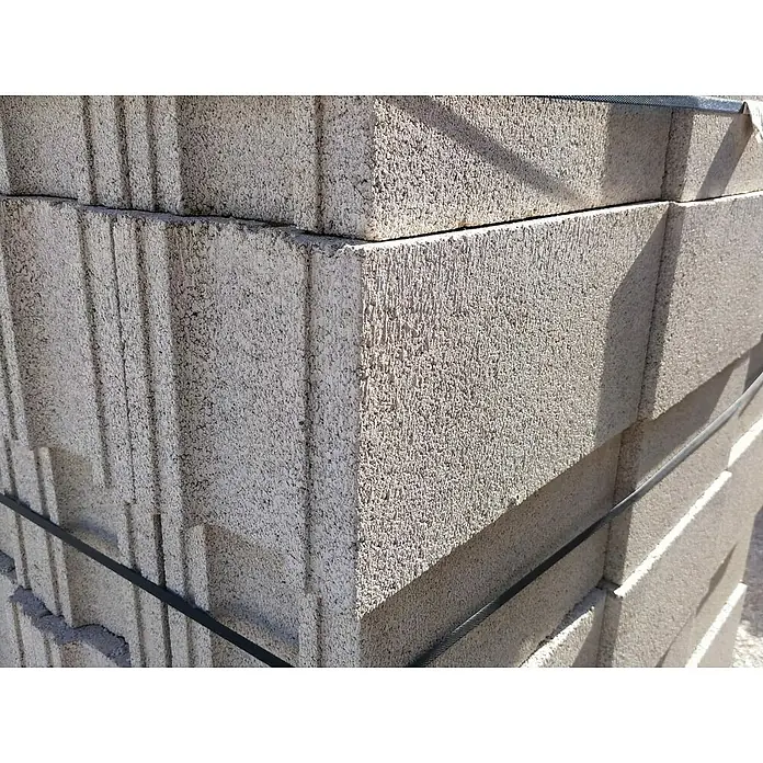 BHS Cataluña Bloque de hormigón poroso liso - 40 x 20 x 20 cm, Gris, Hormigón - Primer plano de bloques de hormigón grises apilados y sujetos con una cinta negra. Vista detallada de la textura y la disposición de los bloques.