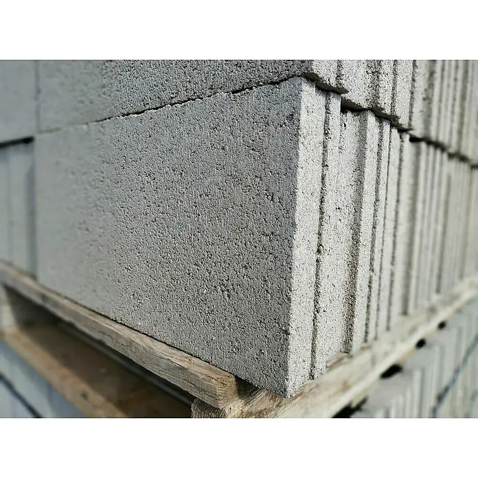 BHS Cataluña Bloque de hormigón poroso liso - 40 x 15 x 20 cm, Gris, Hormigón - Imagen de bloques de hormigón apilados en un palet, destacando la textura rugosa y el material de construcción.