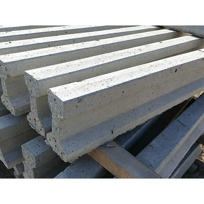 BHS Cataluña Base de hormigón Viga T-18 - Largo: 2,5 m, Apto para: Paredes de refuerzo - Pila de postes de hormigón en forma de T. Los postes de hormigón son grises y tienen una textura rugosa, de aspecto robusto y duradero.
