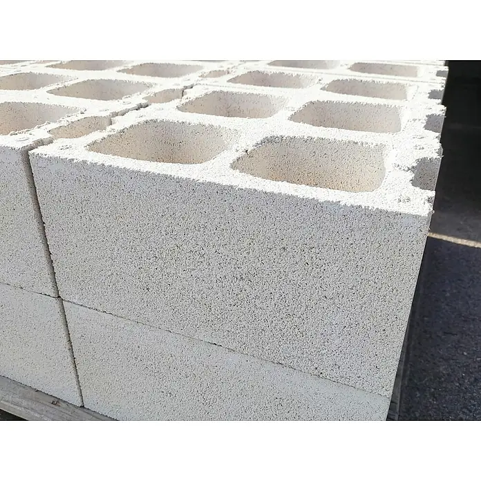 BHS Cataluña Bloque de hormigón poroso caravista - 40 x 20 x 20 cm, Blanco, Hormigón - Primer plano de varios bloques de hormigón con agujeros. Los bloques son de color gris claro y tienen una textura rugosa.