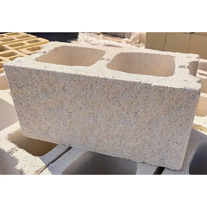 BHS Cataluña Bloque de hormigón poroso caravista Split - 40 x 20 x 20 cm, Blanco, Hormigón - Primer plano de un bloque de hormigón claro con dos agujeros, apoyado sobre otros bloques. Ideal para proyectos de construcción.