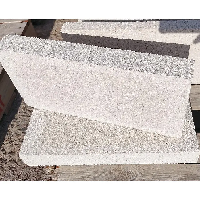 BHS Cataluña Pavimento plaqueta lisa - 40 x 20 cm - Primer plano de bloques de hormigón celular, destacables por su construcción ligera y buen aislamiento térmico. Ideal para edificación energéticamente eficiente.