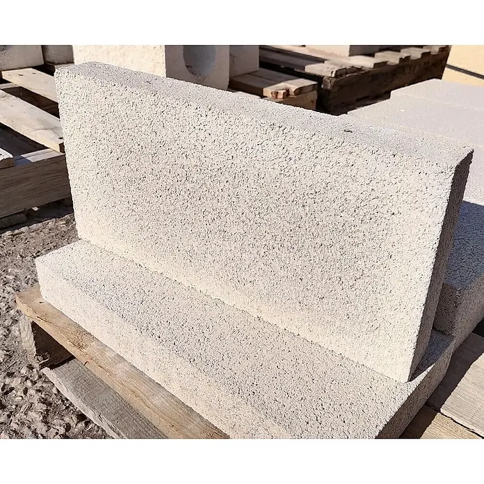 BHS Cataluña Pavimento plaqueta lisa - 40 x 20 cm, Gris - Primer plano de bloques de hormigón de color claro sobre un palet de madera, ideal para proyectos de construcción y paisajismo.