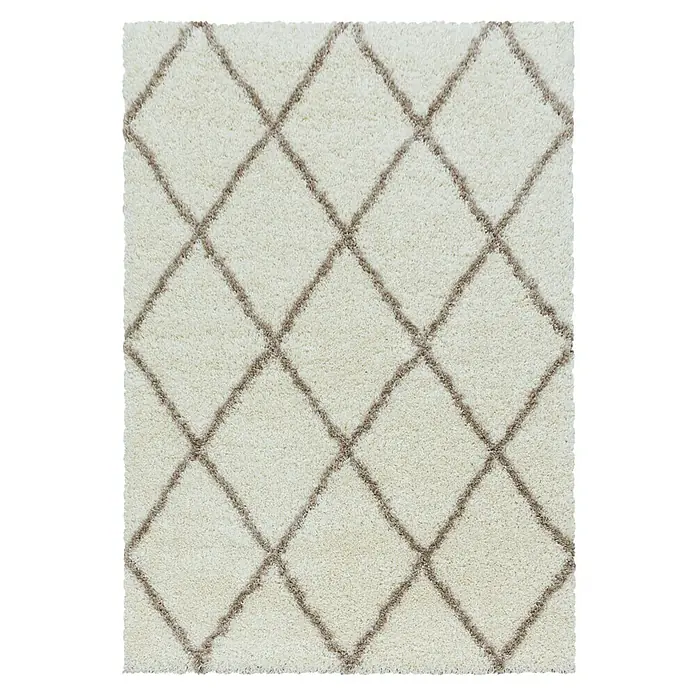 Hochflorteppich Alvor 3401 - Cream, 250 x 80 cm, 100 % Polypropylen - Nahaufnahme eines Teppichs mit Rautenmuster in Creme und Beige, der eine weiche Textur und ein gemütliches Ambiente vermittelt.