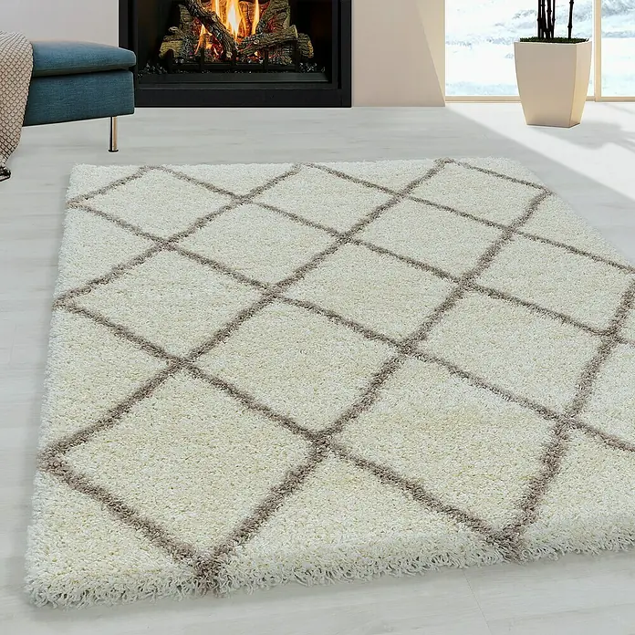 Hochflorteppich Alvor 3401 - Cream, 250 x 80 cm, 100 % Polypropylen - Detailaufnahme eines cremefarbenen Teppichs mit Rautenmuster, der eine gemütliche Atmosphäre im Raum erzeugt.