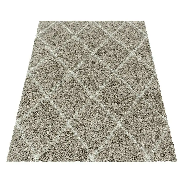Hochflorteppich Alvor 3401Beige, 370 x 280 cm, 100 % Polypropylen - Ein weicher Teppich mit einem eleganten Rautenmuster, ideal für Wohnzimmer oder Schlafzimmer, bietet Komfort und Stil.