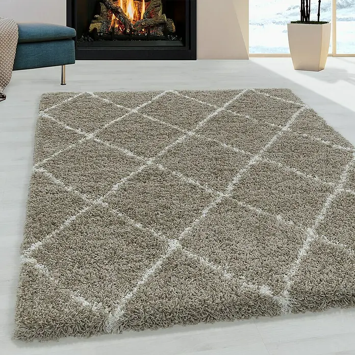 Hochflorteppich Alvor 3401Beige, 370 x 280 cm, 100 % Polypropylen - Detailaufnahme eines rechteckigen, beigen Shaggy-Teppichs mit weißen Rautenmuster, der Wärme und Stil in jeden Raum bringt.