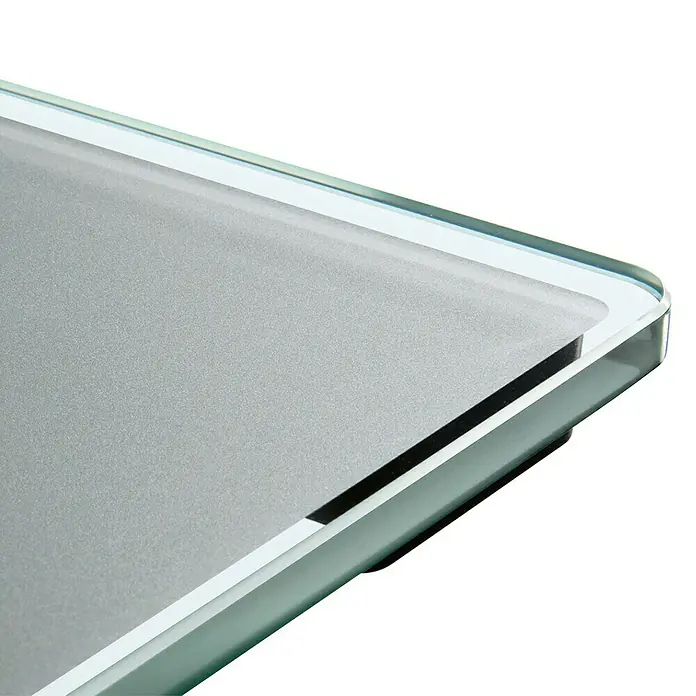 Báscula digital Style Sense Compact 300 - 29 x 29 x 2 cm, Vidrio, Plata - Primer plano de una báscula de cristal moderna y elegante con líneas claras y superficie plateada.