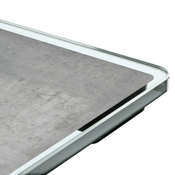 Báscula digital Style Sense Compact 300 - 29 x 29 x 2 cm, Vidrio, Gris hormigón - Primer plano de una moderna báscula de baño con superficie de aspecto de hormigón y bordes transparentes, que combina funcionalidad y diseño.