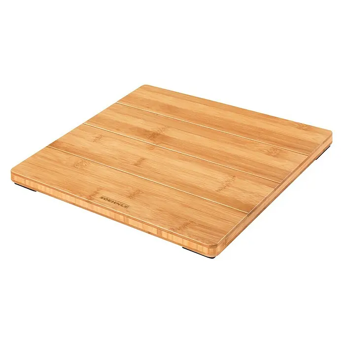 Báscula digital Style Sense Bamboo Magic - 30 x 30 x 3,3 cm, Materiales naturales, Bamboo - Una tabla de cortar cuadrada de bambú con bordes redondeados sobre un fondo negro.