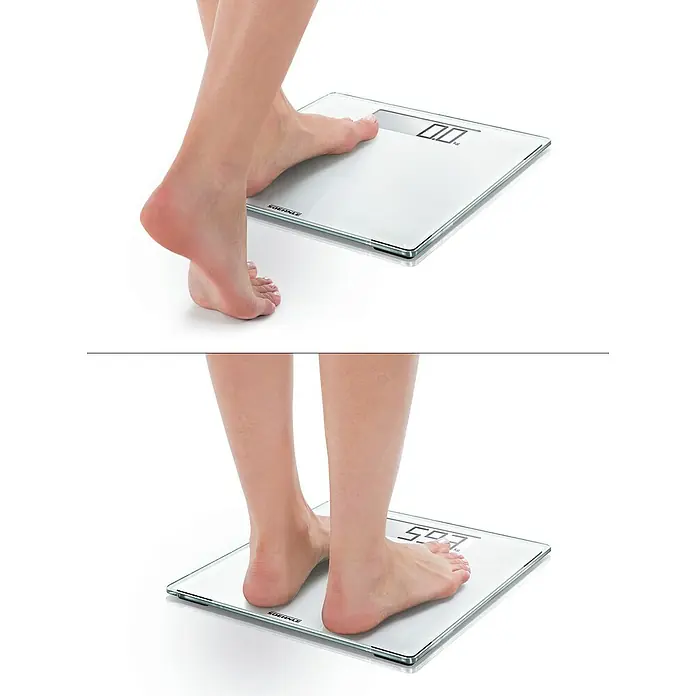 Báscula digital Style Sense Comfort 100 - 31 x 31 x 2 cm, Vidrio, Blanco - Las imágenes muestran una báscula personal de vidrio Soehnle que muestra 0,0 kg en la primera imagen y 59,7 kg en la segunda.