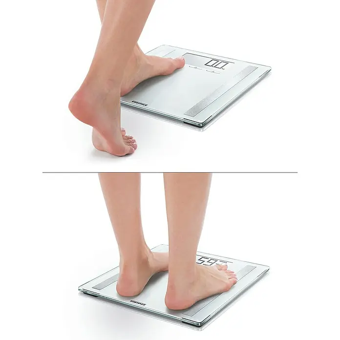 Báscula digital Shape Sense Control 200 - 32 x 32 x 2,1 cm, Vidrio, Blanco - Báscula de baño Soehnle en acción: Una persona se sube a la báscula para comprobar su peso.