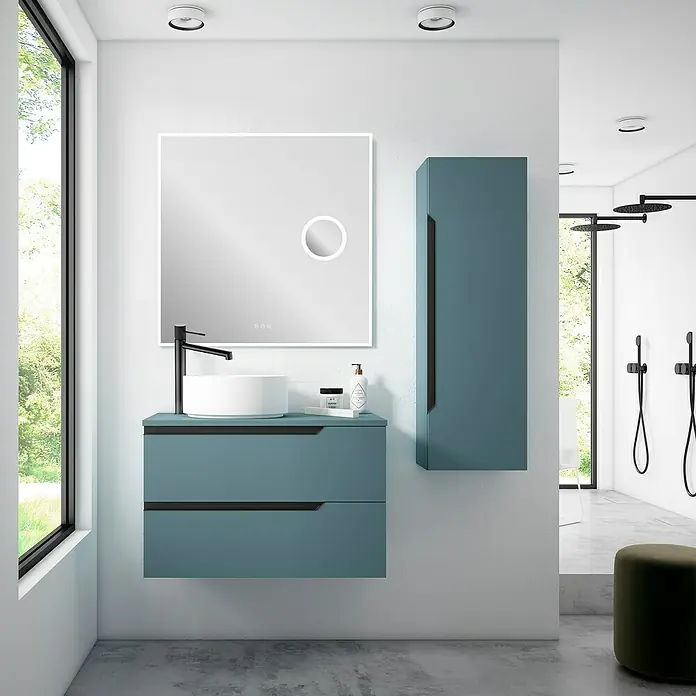 Mueble bajo de lavabo Nilo izquierda - Azul - Interior de baño moderno con mueble de lavabo azul, espejo y armario alto. El diseño es minimalista y elegante.