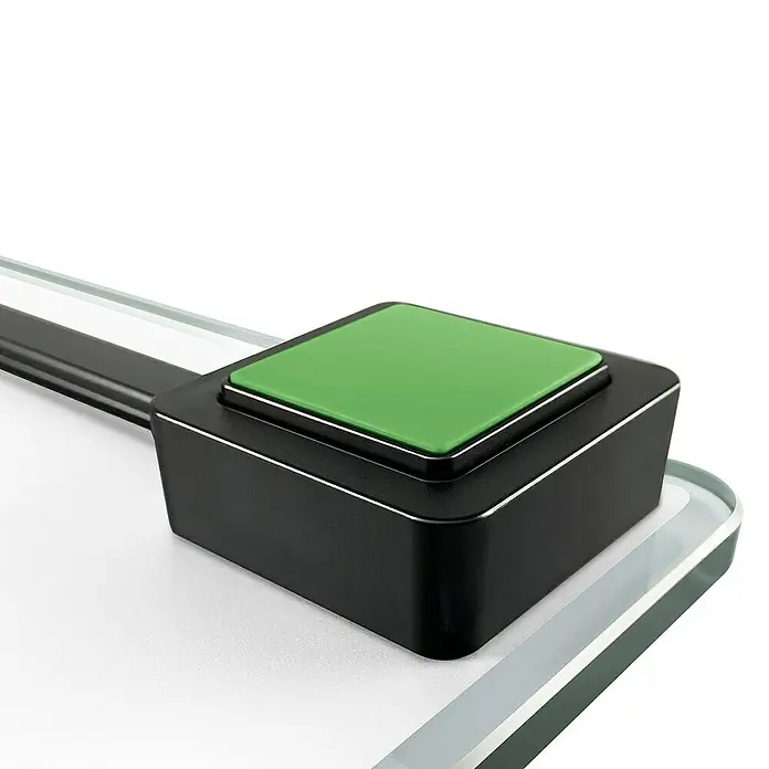 Báscula digital Shape Sense Connect 100 - 32 x 32 x 2,6 cm, Vidrio, Blanco - Primer plano de una báscula digital con un botón verde, ideal para el control de peso en el baño.