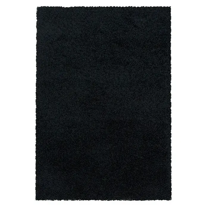 Hochflorteppich Sydney 3000 - Schwarz, 110 x 60 cm, 100% Polypropylen - Nahaufnahme einer quadratischen, schwarzen Stoffprobe mit unregelmäßigen, leicht ausgefransten Kanten.