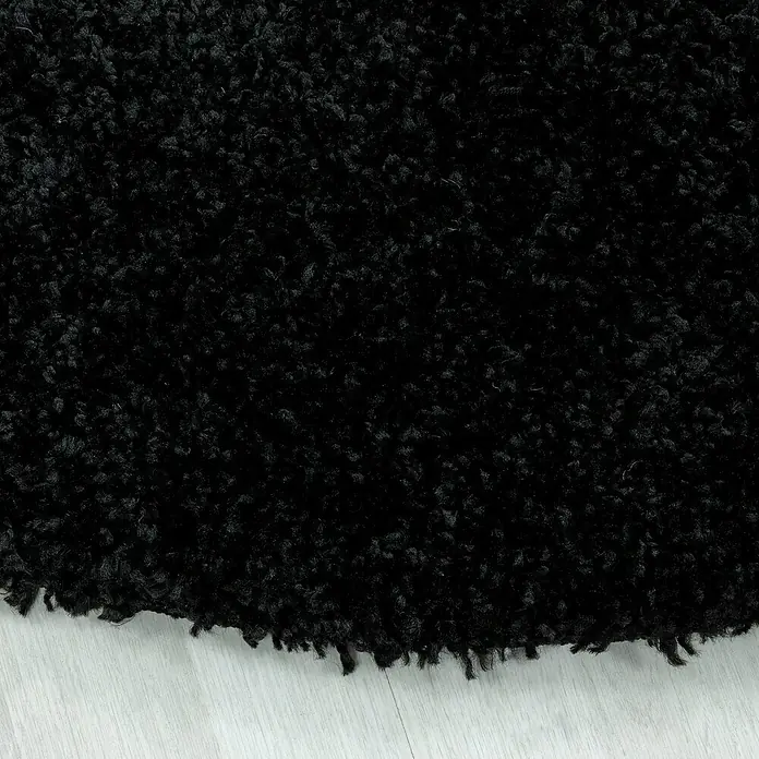 Hochflorteppich Sydney 3000 - Schwarz, Durchmesser: 120 cm, 100% Polypropylen - Detailaufnahme eines schwarzen Zottelteppichs mit weichen Fasern, der Wärme und Komfort in jeden Raum bringt.