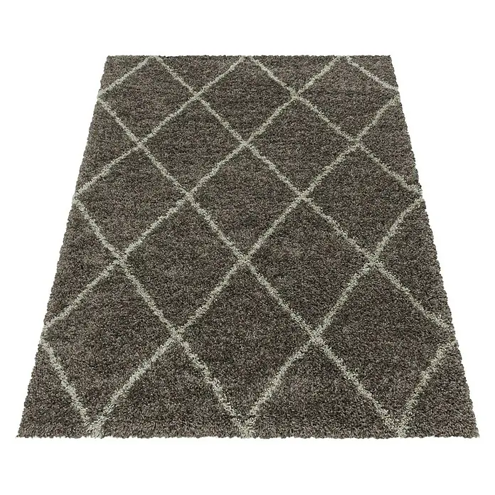 Hochflorteppich Alvor 3401Taupe, 230 x 160 cm, 100 % Polypropylen - Ein grauer Teppich mit einem Rautenmuster, ideal um jedem Raum Wärme und Stil zu verleihen. Flauschiges Material sorgt für Komfort unter den Füßen.
