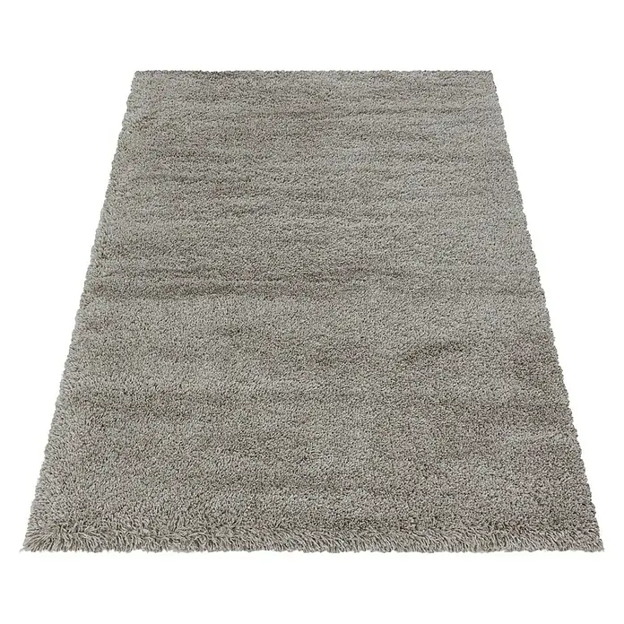 Hochflorteppich Fluffy 3500 - Beige, 370 x 280 cm, 100 % Polypropylen - Ein rechteckiger, grauer Hochflorteppich auf schwarzem Hintergrund, der eine weiche und einladende Textur zeigt. Perfekt für Wohn- und Schlafzimmer.