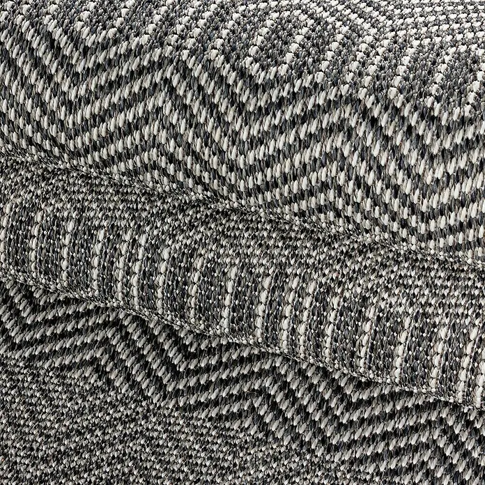 Outdoor-Teppich Aruba 4903Grau, 340 x 240 cm, 100% Polypropylen - Nahaufnahme eines gewebten Teppichs mit Fischgrätenmuster in Schwarz und Weiß, der Textur und Handwerkskunst betont.