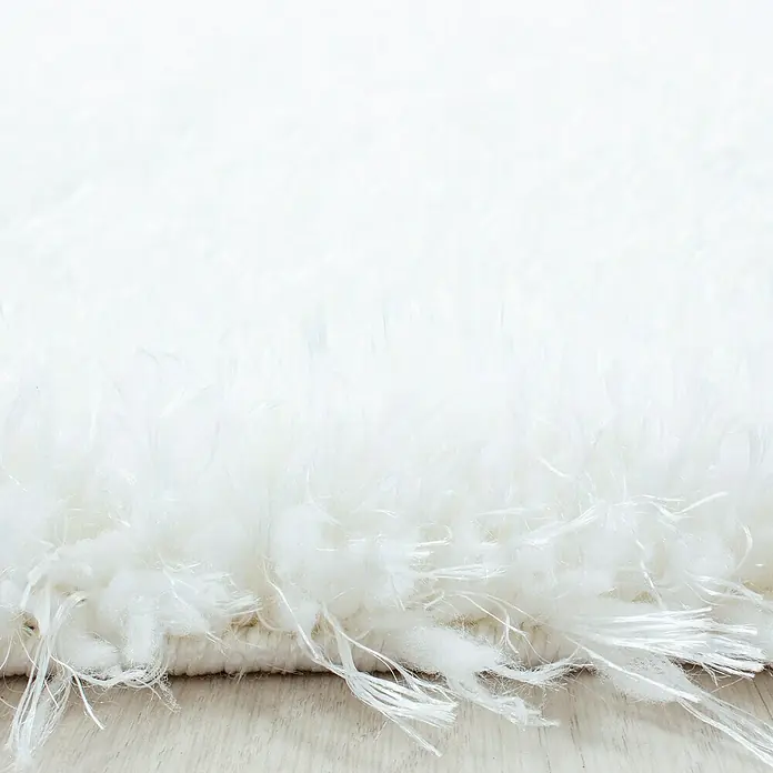 Hochflorteppich Brilliant 4200Snow, Durchmesser: 160 cm, 100% Polyester - Nahaufnahme eines weißen Shaggy-Teppichs, der Weichheit und Komfort für jeden Raum verspricht. Ideal für Wohnzimmer oder Schlafzimmer.