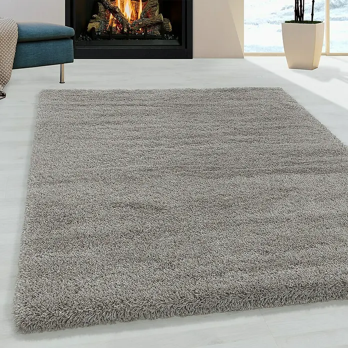 Hochflorteppich Fluffy 3500 - Beige, 370 x 280 cm, 100 % Polypropylen - Ein weicher, grauer Teppich liegt auf einem hellen Boden und sorgt für Wärme und Komfort in jedem Raum.