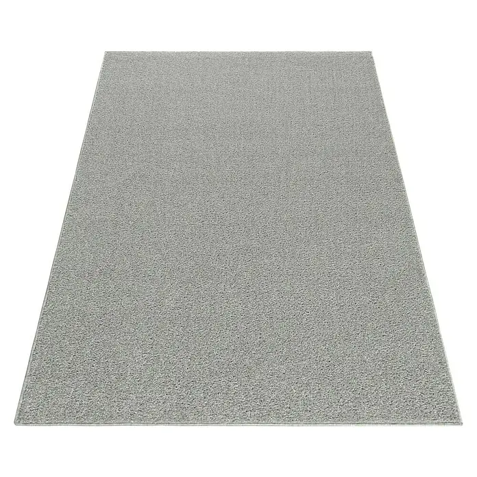 Kurzflorteppich Ata 7000 - Cream, 250 x 80 cm, 100 % Polypropylen - Ein rechteckiger, einfarbiger, hellgrauer Teppich mit einer subtilen Textur vor einem neutralen schwarzen Hintergrund. Ideal für moderne Wohnräume.