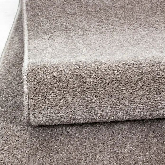 Kurzflorteppich Ata 7000 - Light Grey, Durchmesser: 120 cm, 100 % Polypropylen - Nahaufnahme eines grauen Teppichs, der seine Textur und die gewebte Konstruktion zeigt.