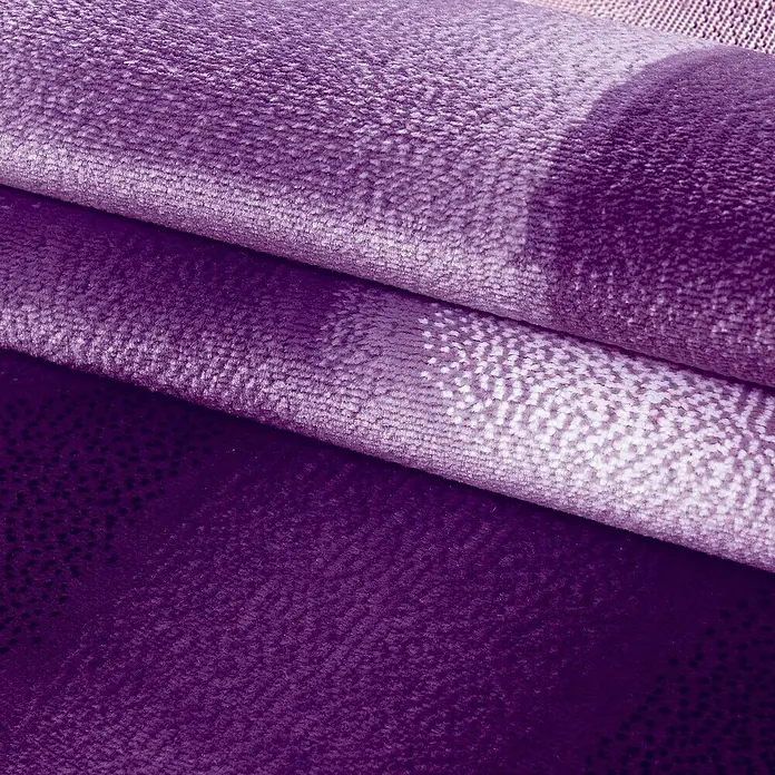 Kurzflorteppich Plus 8008 - Lila, 290 x 200 cm, 100% Polypropylen - Nahaufnahme eines purpurfarbenen Stoffes, der seine Textur und Falten hervorhebt. Ideal für Design- und Textilanwendungen.