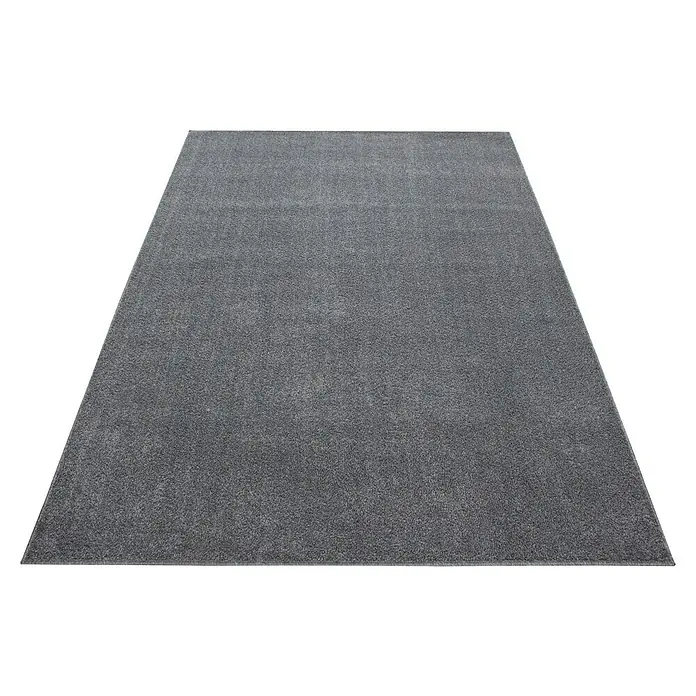 Kurzflorteppich Ata 7000 - Light Grey, 200 x 140 cm, 100 % Polypropylen - Nahaufnahme eines stilvollen, rechteckigen grauen Teppichs, der eine subtile Textur und eine moderne Ästhetik aufweist.