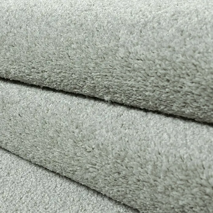 Kurzflorteppich Ata 7000Cream, 150 x 80 cm, 100 % Polypropylen - Nahaufnahme von hellgrauem Teppich mit weicher Textur, ideal für gemütliche Wohnräume und komfortable Bodenbeläge.