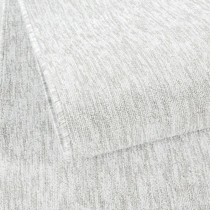Flachgewebeteppich Nizza 1800Cream, 290 x 200 cm, 100 % Polypropylen - Nahaufnahme eines weichen, hellgrauen Teppichs mit dezenter Textur. Ideal für gemütliche Wohnräume und stilvolle Akzente.