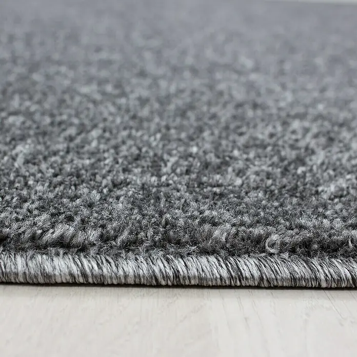 Kurzflorteppich Ata 7000 - Grau, Durchmesser: 160 cm, 100 % Polypropylen - Nahaufnahme eines grauen Teppichs, der seine Textur und Verarbeitung hervorhebt. Ideal, um jedem Raum Wärme und Stil zu verleihen.