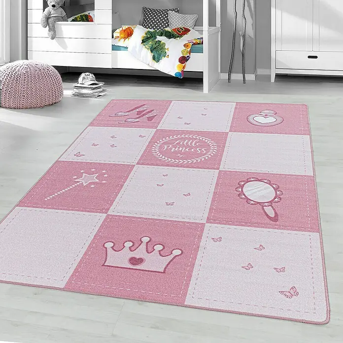 Kinderteppich Play 2905Pink, 200 x 140 cm, 100% Polyamide - Ein rechteckiger, rosa Kinderzimmerteppich mit quadratischen Motiven wie Schuhen, Krönchen und Schmetterlingen.