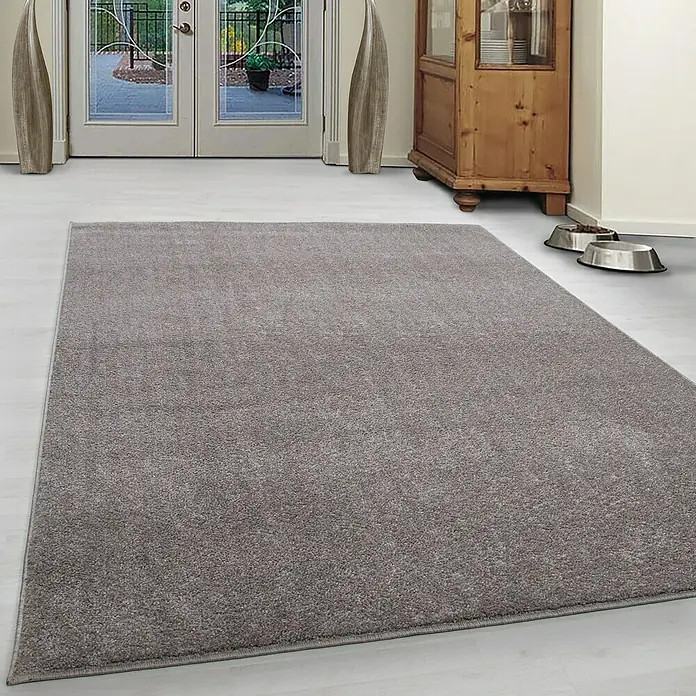 Kurzflorteppich Ata 7000 - Beige, 170 x 120 cm, 100 % Polypropylen - Grauer Teppich im Wohnzimmer, der eine gemütliche Atmosphäre schafft.