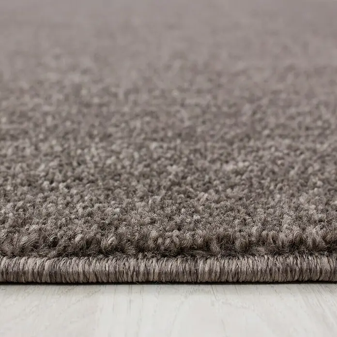 Kurzflorteppich Ata 7000Mocca, Durchmesser: 200 cm, 100 % Polypropylen - Nahaufnahme eines grauen Teppichs, der seine Textur und Verarbeitung hervorhebt. Perfekt für gemütliche Innenräume.