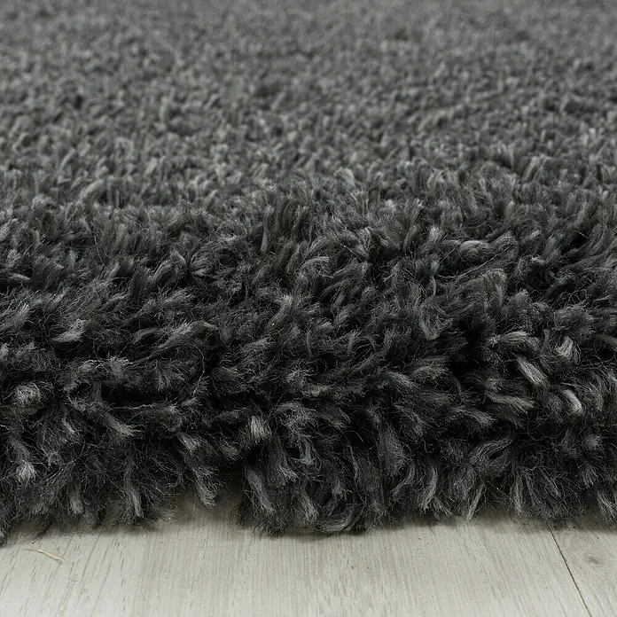 Hochflorteppich Fluffy 3500 - Grau, 170 x 120 cm, 100 % Polypropylen - Detailansicht eines grauen, zotteligen Teppichs, der eine weiche und komfortable Textur für jeden Raum bietet.