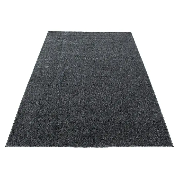 Kurzflorteppich Ata 7000 - Grau, 170 x 120 cm, 100 % Polypropylen - Dunkelgrauer Teppich mit schlichter Textur auf schwarzem Hintergrund. Perfekt für moderne Wohnräume mit seiner subtilen Eleganz.
