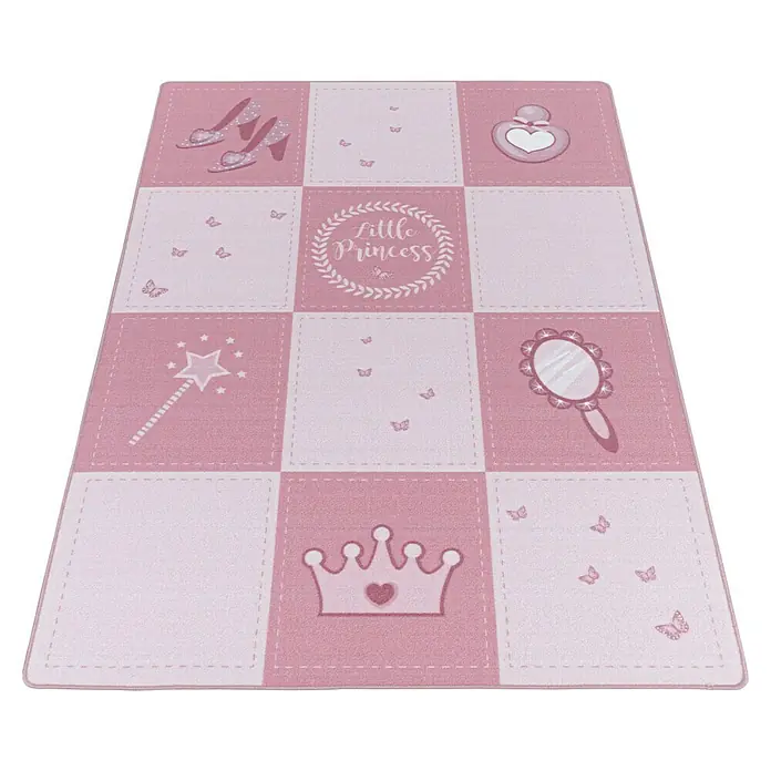 Kinderteppich Play 2905Pink, 200 x 140 cm, 100% Polyamide - Ein quadratischer Spielteppich für Mädchen in Rosa und Weiß mit Motiven wie Schuhen, Krone und Zauberstab.
