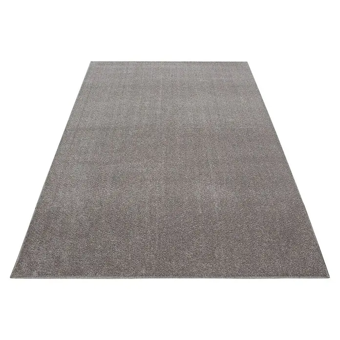 Kurzflorteppich Ata 7000 - Beige, 170 x 120 cm, 100 % Polypropylen - Nahaufnahme eines grauen Teppichs mit leichter Textur auf dunklem Hintergrund. Perfekt für jeden Raum.