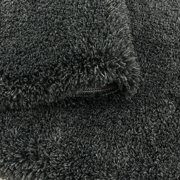 Hochflorteppich Fluffy 3500 - Grau, 170 x 120 cm, 100 % Polypropylen - Nahaufnahme eines grauen, zotteligen Teppichs, der eine weiche und luxuriöse Textur zeigt. Ideal für Komfort und Stil in jedem Raum.