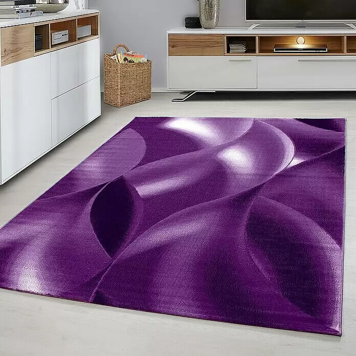 Kurzflorteppich Plus 8008 - Lila, 290 x 200 cm, 100% Polypropylen - Ein lebendiger violetter Teppich mit strukturiertem 3D-Wellenmuster auf hellem Boden in einem modernen Wohnzimmer.