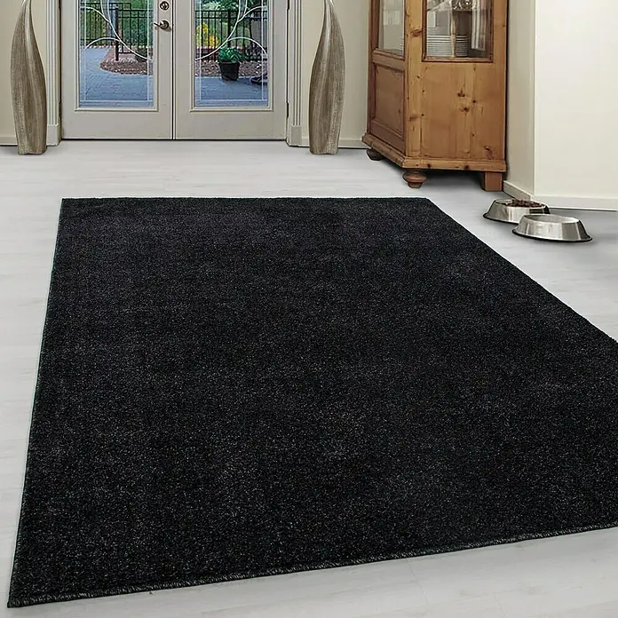 Kurzflorteppich Ata 7000 - Anthrazit, 250 x 80 cm, 100 % Polypropylen - Schwarzer Teppich im Raum, der eine elegante Note verleiht und für Komfort sorgt. Ideal für Wohnzimmer oder Eingangsbereich, ein stilvolles Accessoire.