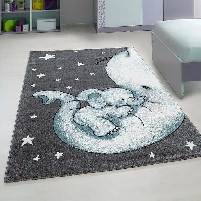 Kinderteppich Kids 0560 - Blau, 290 x 200 cm, 100 % Polypropylen - Ein grauer Teppich mit einem Elefantenmotiv, das eine Mutter mit ihrem Baby zeigt und mit weißen Sternen verziert ist.