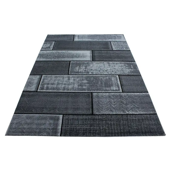 Kurzflorteppich Plus 8007 - Schwarz, 230 x 160 cm, 100 % Polypropylen - Ein rechteckiger Teppich mit einem Muster aus grauen und anthrazitfarbenen Rechtecken, das an Pflastersteine erinnert, verleiht jedem Raum einen modernen Touch.