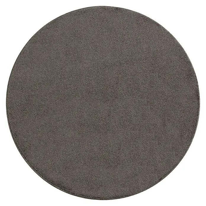 Kurzflorteppich Ata 7000Mocca, Durchmesser: 200 cm, 100 % Polypropylen - Grauer runder Teppich mit weicher Textur vor schwarzem Hintergrund.