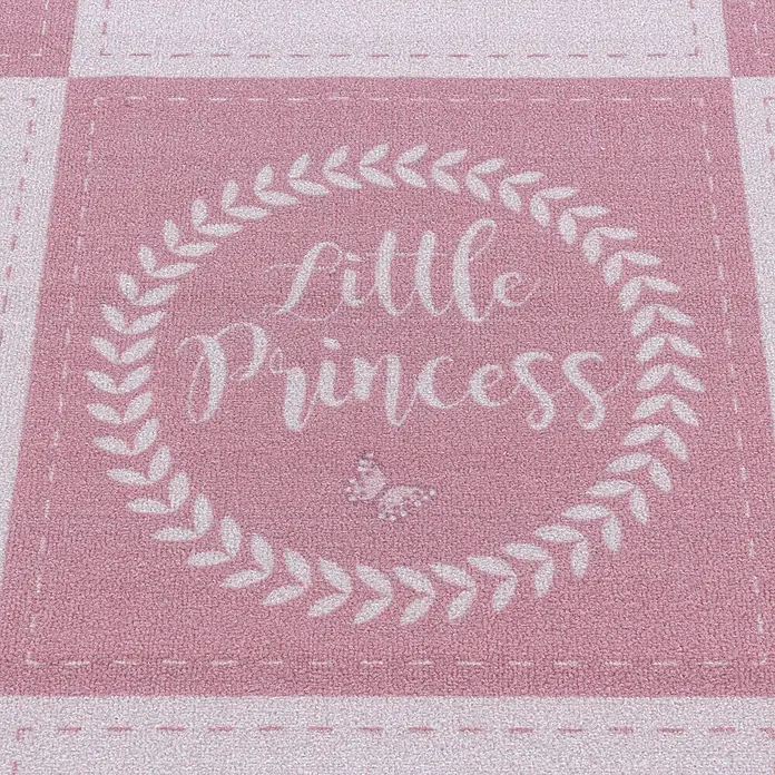 Kinderteppich Play 2905Pink, 200 x 140 cm, 100% Polyamide - Rosa Kinderzimmerteppich mit "Little Princess"-Aufschrift und Blätterkranz für ein liebevolles Ambiente.