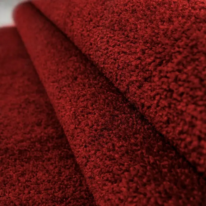 Kurzflorteppich Ata 7000Rot, 230 x 160 cm, 100% Polypropylen - Detailaufnahme eines roten Teppichs mit dichter, flauschiger Textur, ideal für gemütliche Wohnräume und stilvolle Akzente.