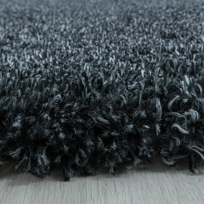 Hochflorteppich Fluffy 3500 - Anthrazit, 250 x 80 cm, 100% Polypropylen - Nahaufnahme eines flauschigen, grauen Teppichs, der eine weiche Textur und einladendes Aussehen bietet.