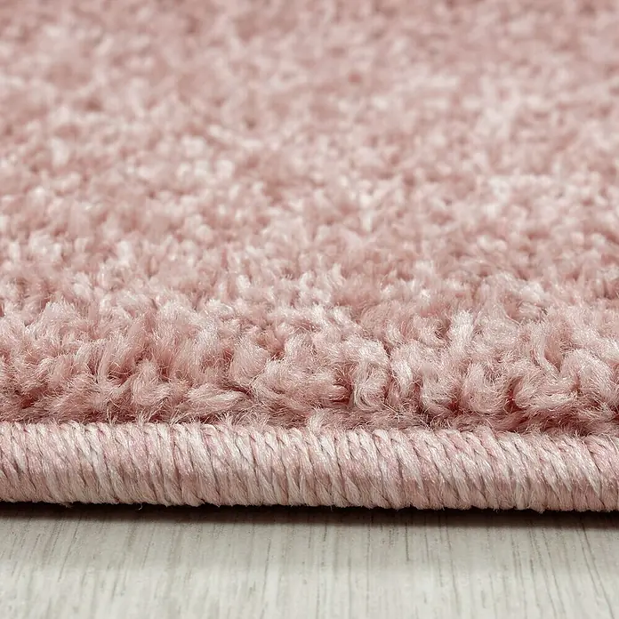 Kurzflorteppich Ata 7000 - Rose, 290 x 200 cm, 100 % Polypropylen - Nahaufnahme eines weichen, rosa Teppichs mit einer strukturierten Oberfläche und einem sauberen, gewebten Rand.